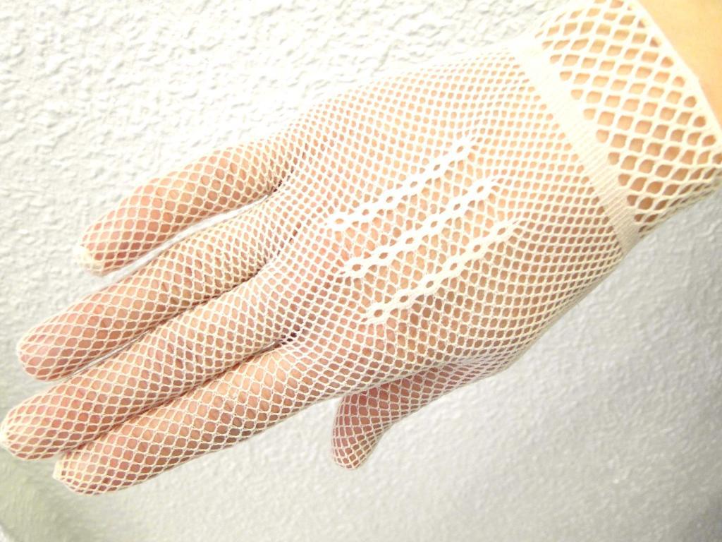 vestidos-de-comunion-nanos-guantes-rejilla