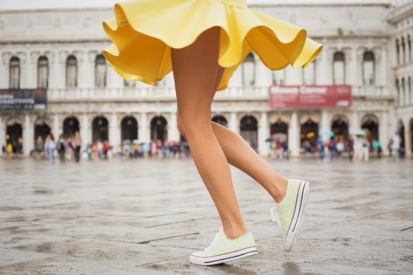 Cómo llevar un vestido con zapatillas - Blogmujeres.com