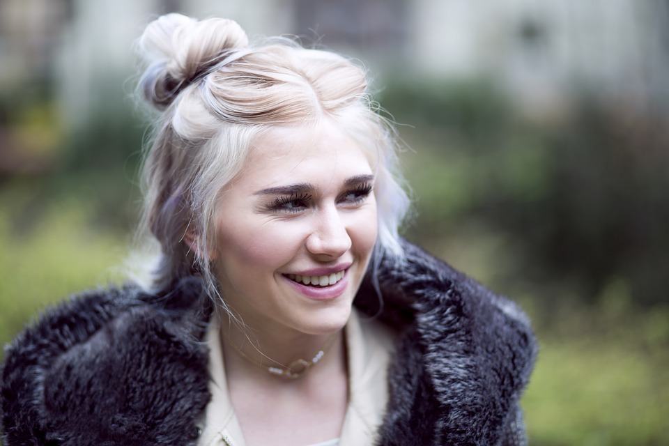 Como hacer un half up bun paso a paso con raya