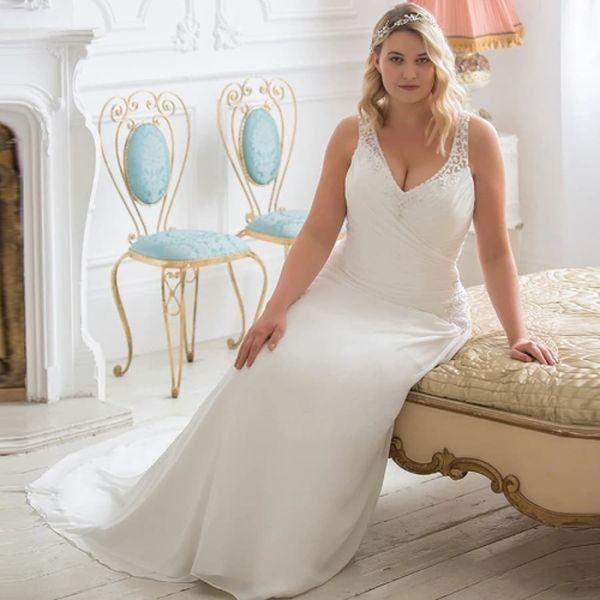 wedding-dresses-for-chubby-bride-sitting-on-bed-brides-xl-instagram 