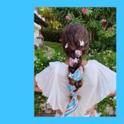 Joven con trenza recogida con pañuelo