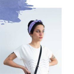 Joven usando pañuelo como diadema