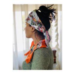 Joven con pañuelo en la frente y cabeza