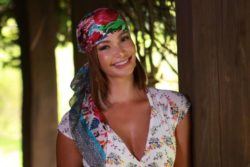 Mujer con pañuelo cubriendo su cabeza