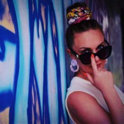 Mujer con pañuelo sujetando moño en alto