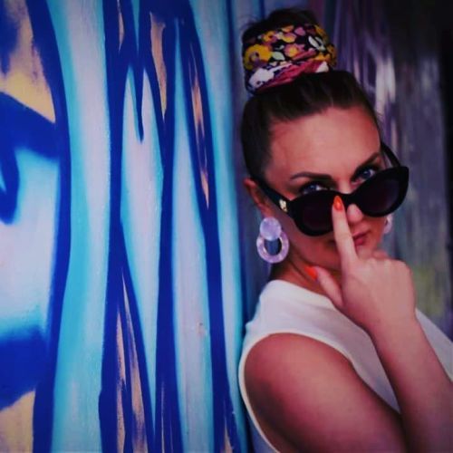 Mujer con pañuelo sujetando moño en alto