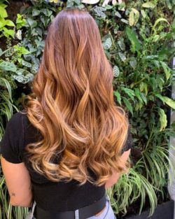 Cabello largo degradado con ondas y tonos cobrizos