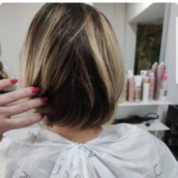 Corte de pelo degradado con mechas rubias