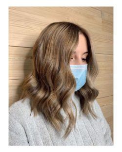 Corte de pelo degrado con ondas y flequillo largo