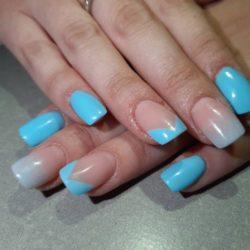 Uñas celestes con tonos carne