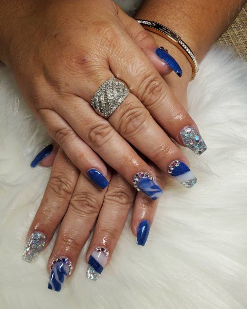 Uñas largas azules con blanco y muchas perlas