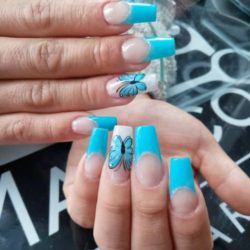 Uñas largas con mariposas celestes