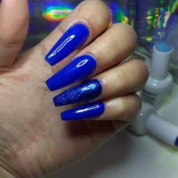 Uñas largas azules con una uña de brillo