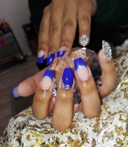 Uñas azules con color carne y perlas