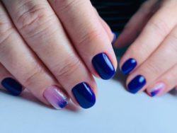 Uñas en azul intenso con uña clara decorada