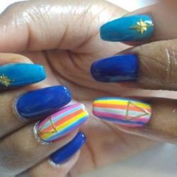 Uñas azules y arcoiris