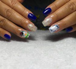 Uñas azules y decoradas para Navidad o fiestas
