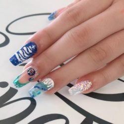Uñas largas con decoraciones en azul