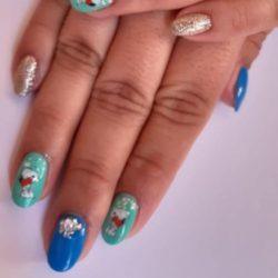 Uñas con Snoopy y perlitas