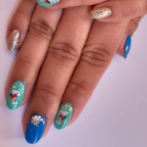 Uñas con Snoopy y perlitas