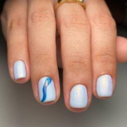 Uñas cortas blancas con detalle en azul