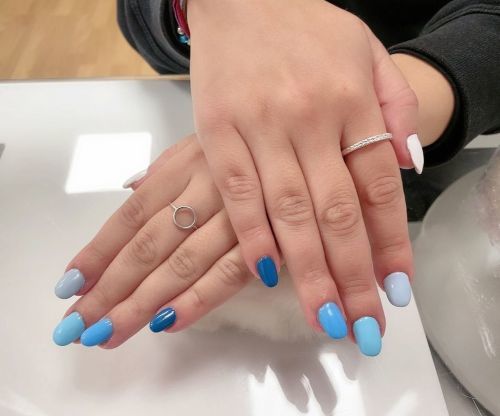 Uñas en degradado de zules