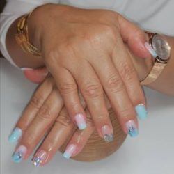 Uñas celestes con brillo y perlas
