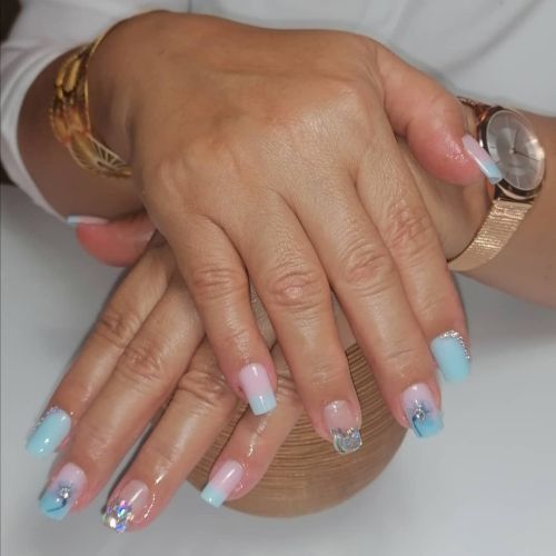Uñas celestes con brillo y perlas