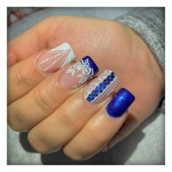 Uñas de porcelana azules y transparentes con adornos