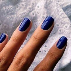 Uñas cortas azul oscuro
