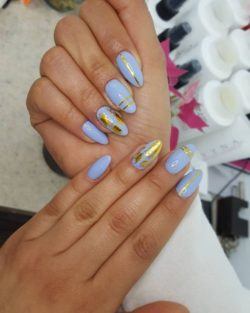 Uñas de gel en azul decoradas con dorado