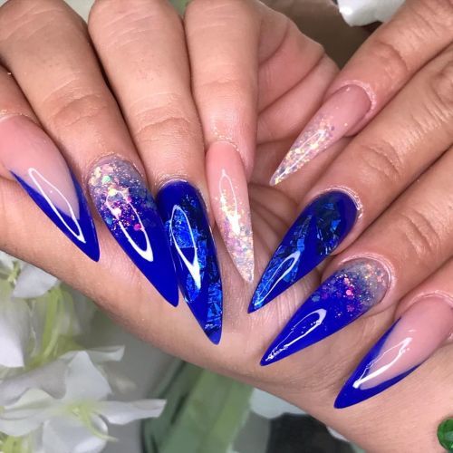 Uñas largas azules con rosas y brillo