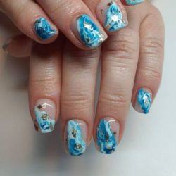 Uñas cortas en abstracto de azules y transparencias