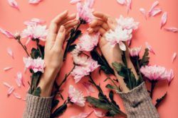 Uñas color pastel cortas naturales carne