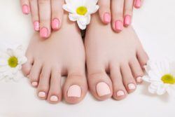 Uñas color pastel cortas naturales manos y pies