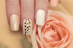 Uñas color pastel de gel beige con perlas