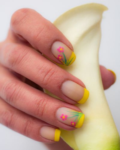 Uñas color pastel de gel diseno de flores