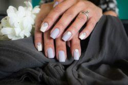 Uñas color pastel de gel etnico