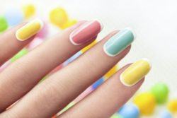 Uñas color pastel de gel multicolor con bordes blancos