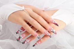 Uñas color pastel largas con adornos de boda