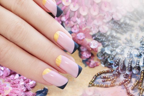 Uñas color pastel largas con bordeados en negro y dorado