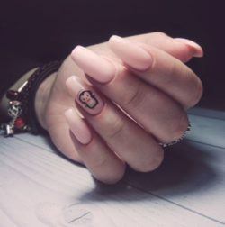 Uñas color pastel largas con muneco