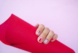 Uñas color pastel naturales con adornos