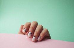 Uñas color pastel porcelana con línea negra