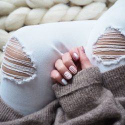 Uñas color pastel porcelana en relieve