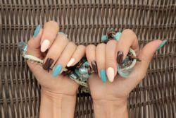 Uñas color pastel porcelana multicolor