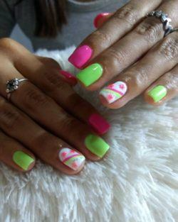 Uñas flúor con flores y estrellas