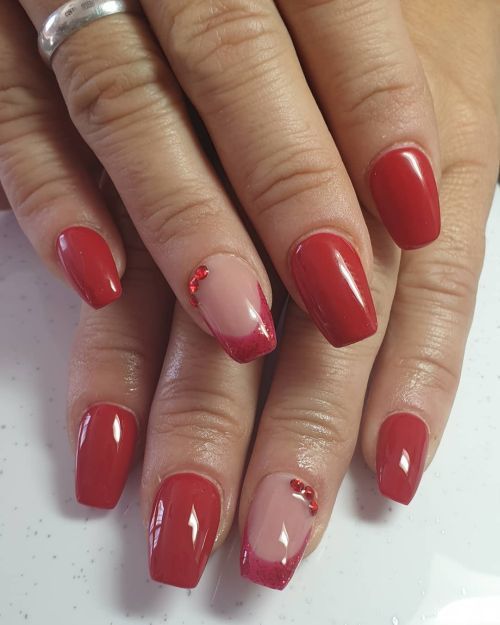 Uñas rojas con transparencia y brillo