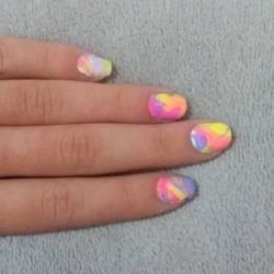 Uñas multicolor tonos claros