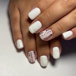 Uñas cortas blancas y rosadas con diamantes y líneas negras